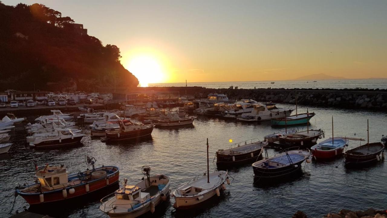 Relais Del Mare Con Terrazza Fronte Mare Free Parking Apartment Massa Lubrense Luaran gambar