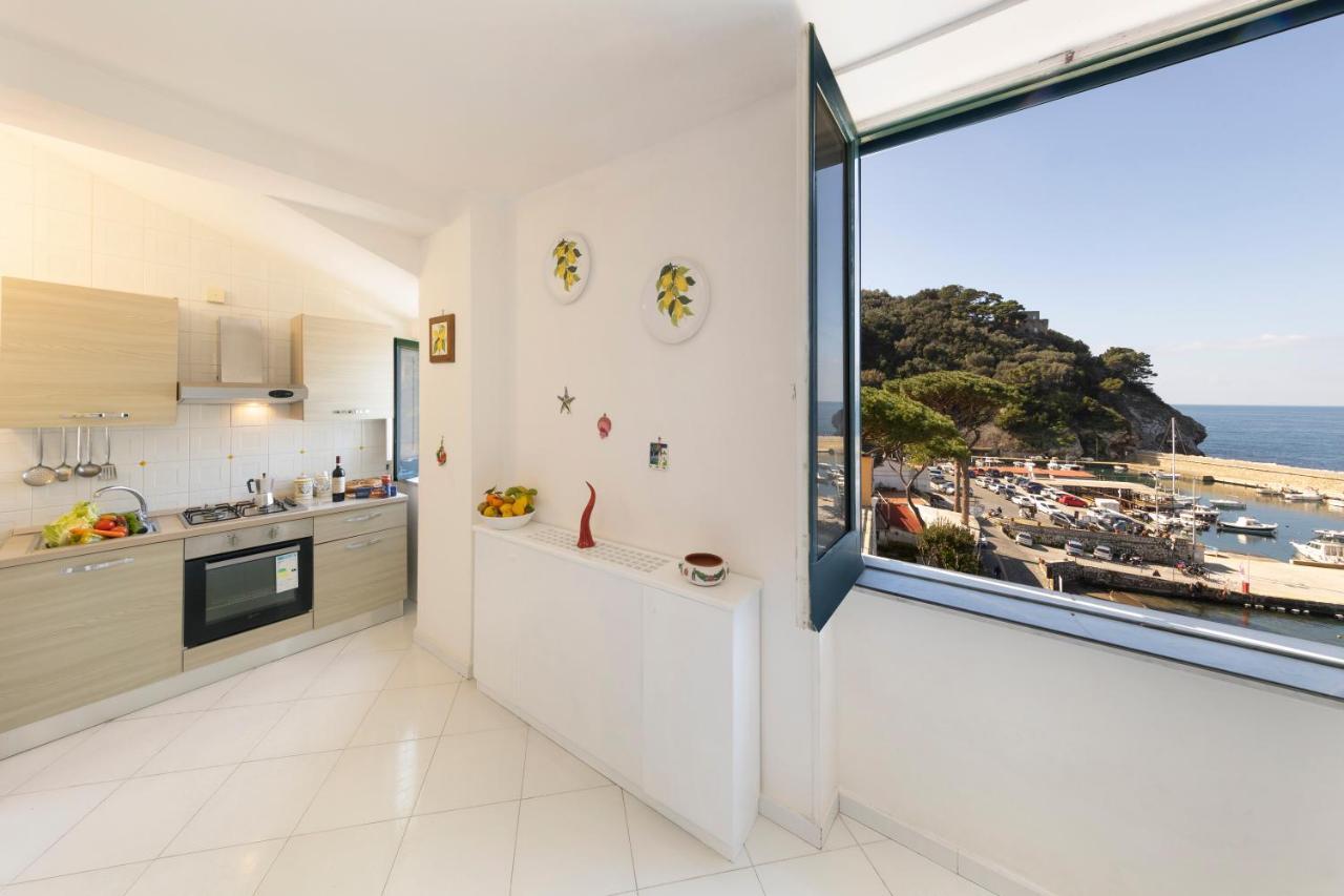 Relais Del Mare Con Terrazza Fronte Mare Free Parking Apartment Massa Lubrense Luaran gambar