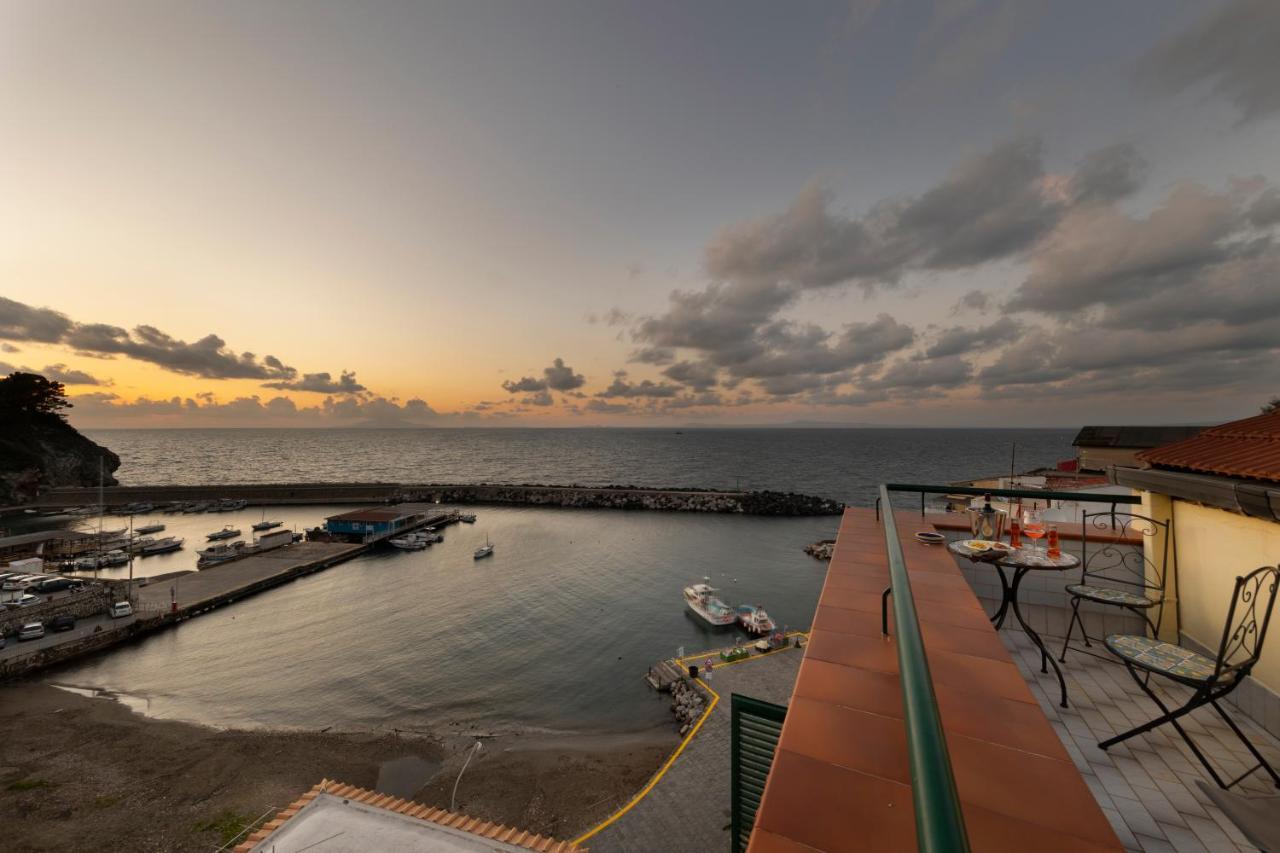 Relais Del Mare Con Terrazza Fronte Mare Free Parking Apartment Massa Lubrense Luaran gambar